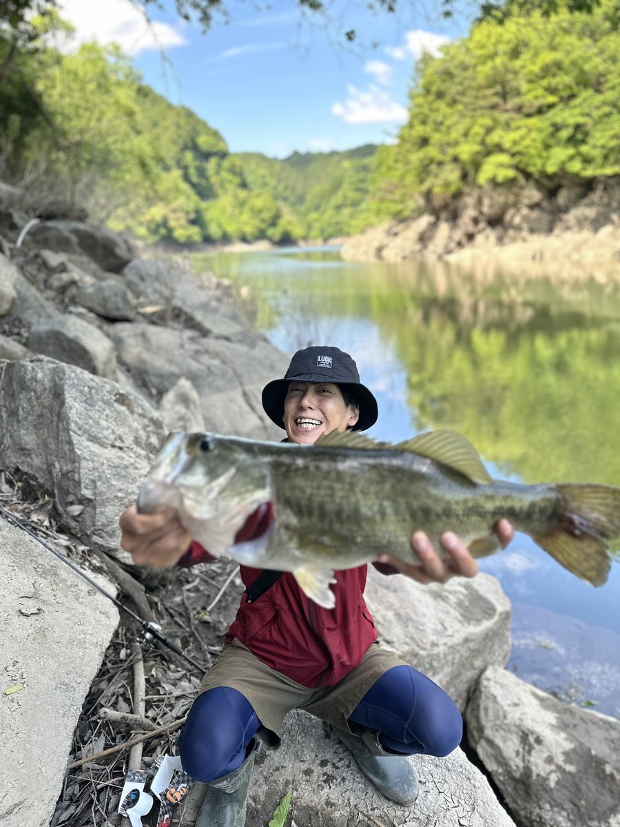 tack439's tweet photo. 5月25日の釣果。
釣り友さんに案内してもらって、初の高山ダム。
濁りもあって見えてるバスも少ない中でさくっと50up釣れた。
いっぱいおしゃべりして1日ぶっ通して楽しかった。
ポイントまで高低差がありすぎて、登って降りて絶賛筋肉痛。
#バス釣り #バスフィッシング #高山ダム https://t.co/UgubtUqOuK