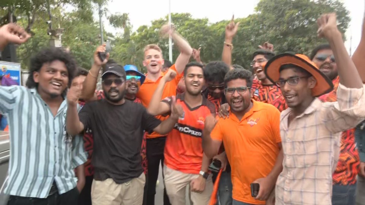 #Photos | KKR - SRH அணிகள் மோதும் ஐபிஎல் இறுதிப் போட்டியைக் காண, சென்னை சேப்பாக்கம் மைதானத்திற்கு வரத் தொடங்கினர் ரசிகர்கள்!

| #KKRvSRH | #IPLFinals