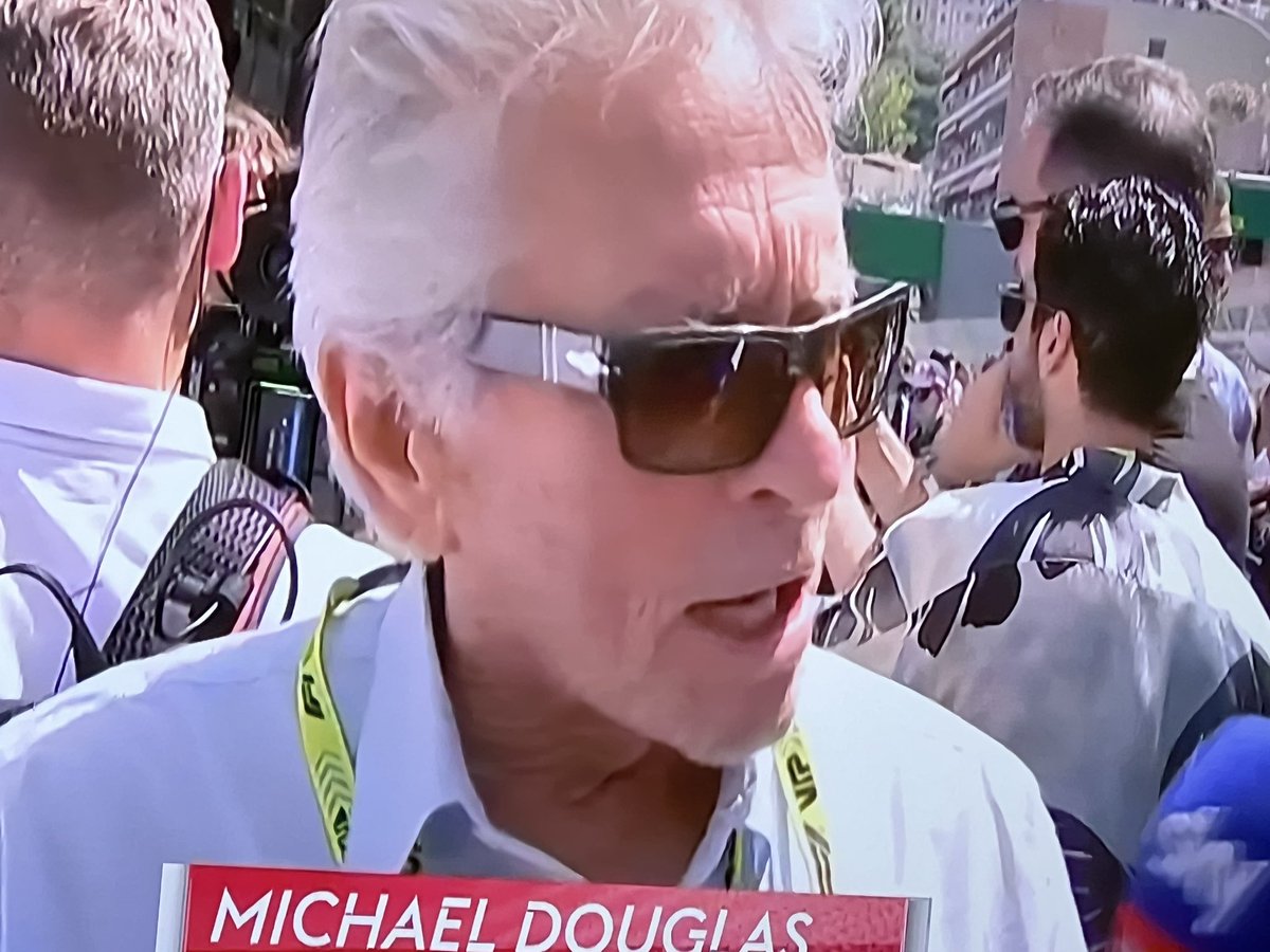 Can I get a like and retweet to appreciate How respectful Michael Douglas is to Martin Brundle on his gridwalk he is a Legend #MonacoGP #SkySportsF1 #SkyF1 #MartinBrundle