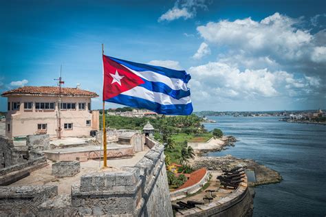 🇨🇺💕 En cada rincón de mi alma, late el amor por Cuba. Sus colores, su historia, su gente: todo me envuelve como un abrazo cálido. Soy una mambísa de estos tiempos, luchando por la libertad y la justicia. ¡Mi corazón es un himno a la patria! 🌟🔥 #AmorPorCuba #VivaLaRevolución