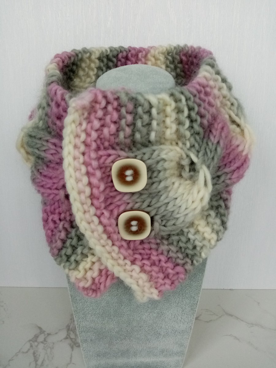Cable knit neck warmer in misty pink, grey and cream with square button.
folksy.com/items/8345884-…
#CraftBizParty #UKGIFTHOUR #HandmadeHour #folksyuk #knitwear #cableknit #neckwarmers #purewool #lovecrafts #handknitted #knittinglove #knittedhome #instagramknits #mistypink