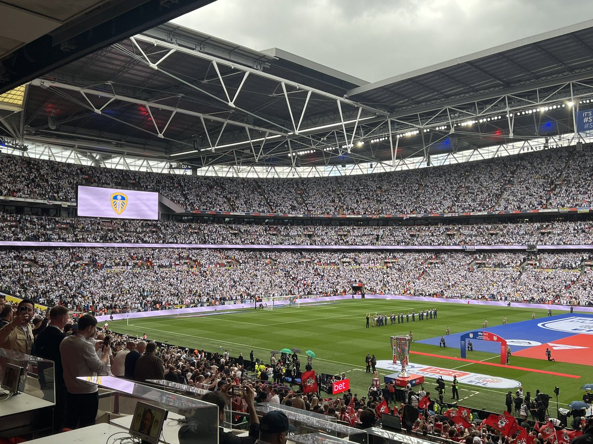 LUFCMOTcom's tweet photo. COME ON LEEDS🤍 https://t.co/IeuE2GgulM