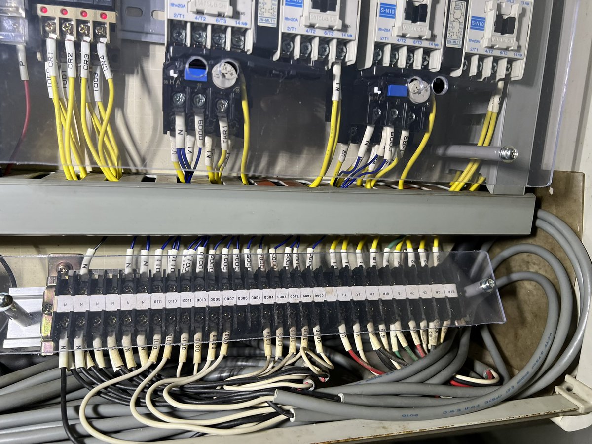 今日はシーケンサー（PLC）の解読作業。