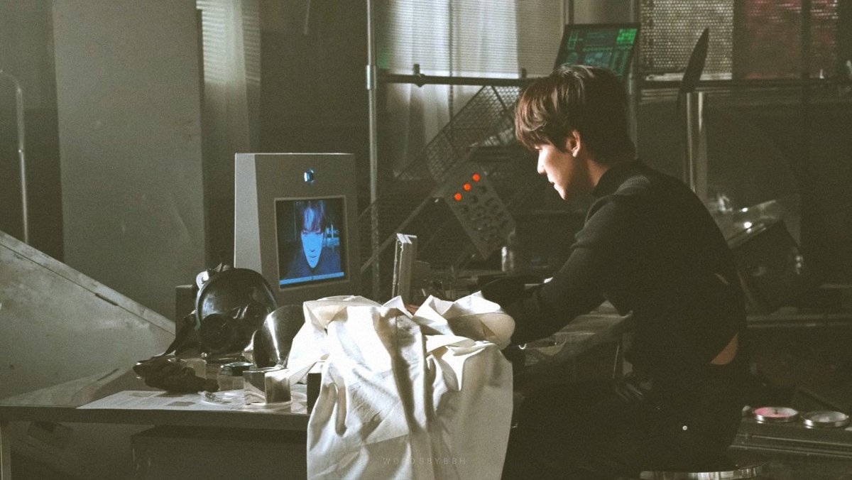 wordsbybbh's tweet photo. baekhyun's lonsdaleite vcr behind🔬 https://t.co/uo3zZlGB9k