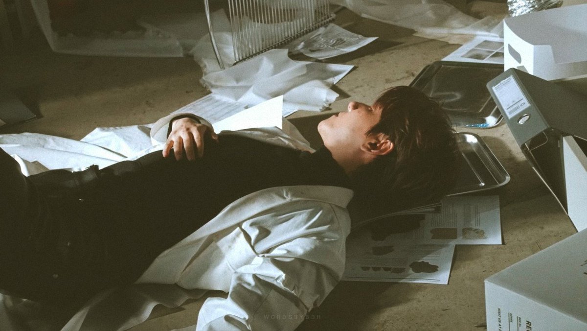 wordsbybbh's tweet photo. baekhyun's lonsdaleite vcr behind🔬 https://t.co/uo3zZlGB9k