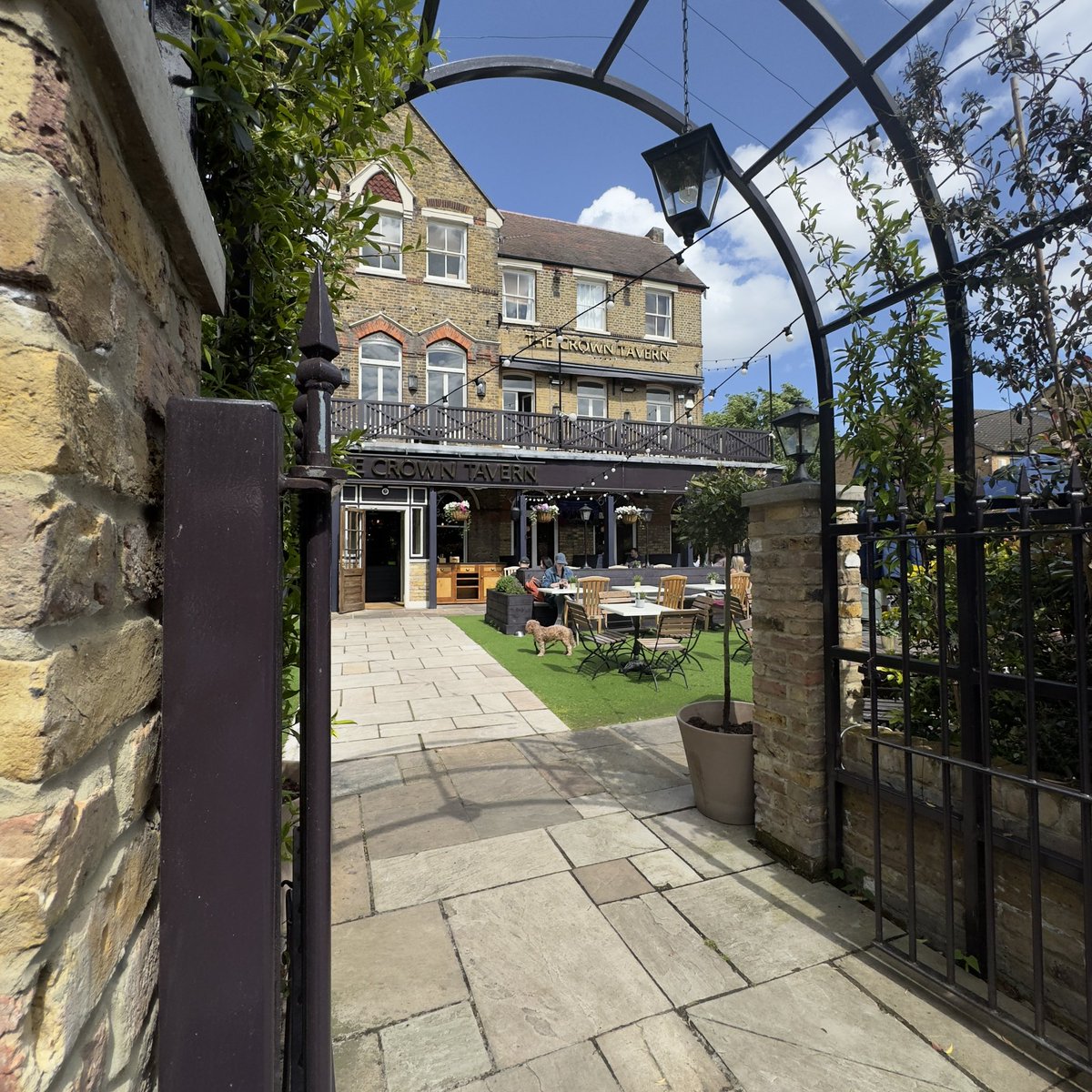 Duck through the archway and head into our beautiful beer garden 🪴 🍻 

Where amazing beer and luscious Sunday roasts await, 

@youngspubs 

#youngspubs #beergarden #sundayroasts #SELpubs #Londonpubs #lewishampubs