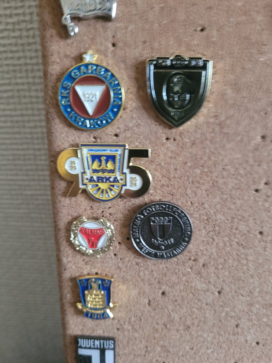 To the lovers of pinbadges ...

Here an update , some bought by me and others as gifts 

#pinbadge #football