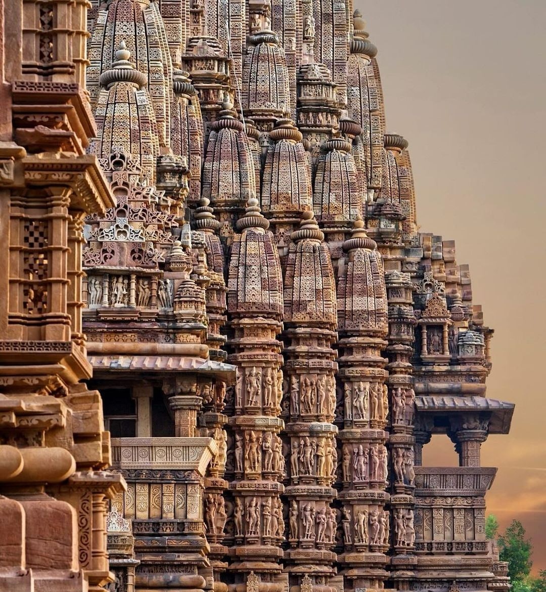 #Repost @natgeotravellerindia Chronicles of the past, carved to last. 

📍 Khajuraho, Madhya Pradesh 

#Repost from @mysoretusker 📸

#NatGeoTravellerIndia  #India #Travel #heritage #Khajuraho #Temple #MadhyaPradesh #Carvings #architecture #incredibleindia #mptourism