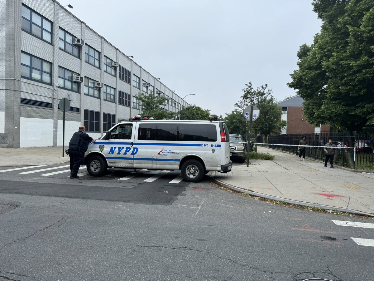 #Developing — 1 man is dead, after a police-involved shooting. @NYPDChiefPatrol says a man (26) armed w/ 2 knives approached 2 NYPD officers. They tried to tell him to put down the weapons, then tased him, he still charged at them w/ a knife. He was shot and killed. @1010wins
