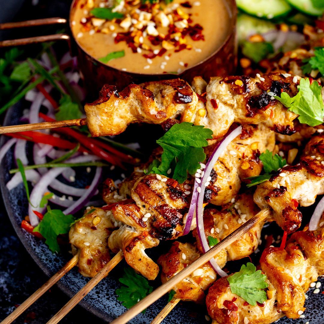 Marinated Thai chicken satay skewers - tender and juicy, with a lightly charred finish - served with a spicy peanut sauce. 😋🌶 kitchensanctuary.com/easy-chicken-s… #kitchensanctuary #satay #bankholiday #memeorialday #foodpic #foodie