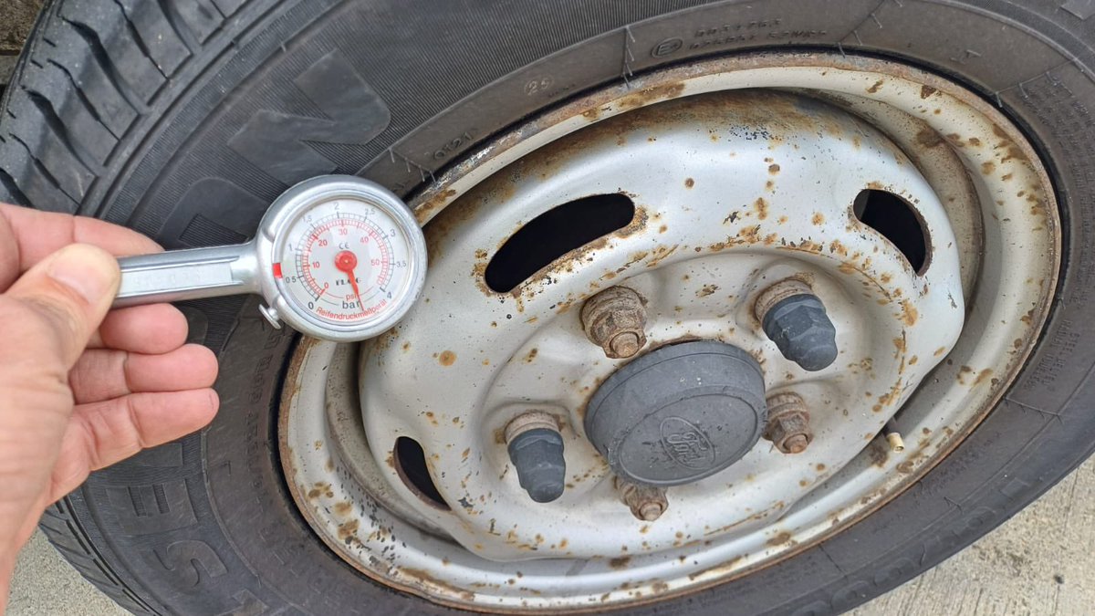 This little find caught our tyre pressure gauge by surprise, reading off the charts at nearly 70psi (we think). 65% overweight at the back; but surprisingly light on driving documents. No licence or insurance. #sundayseizure
