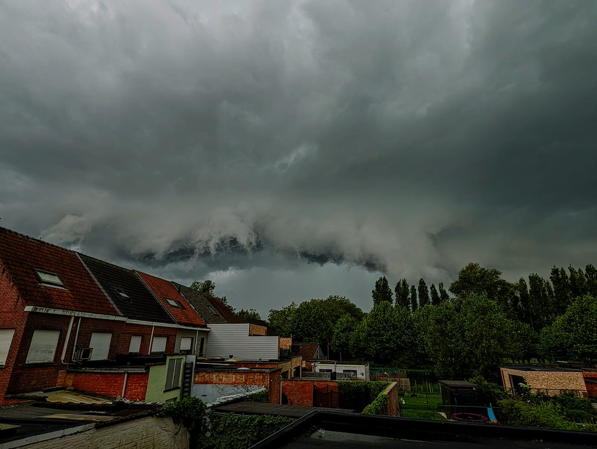 Buien worden duidelijk dynamisch met het verplaatsen naar het noorden. Deze foto werd gemaakt in #Niel (Antwerpen). We zien een arcus wolkenformatie aan de voorzijde dat gepaard kan gaan met #hagel en forse #windstoten. Foto ingestuurd via Facebookpagina NoodweerBenelux (Kenny