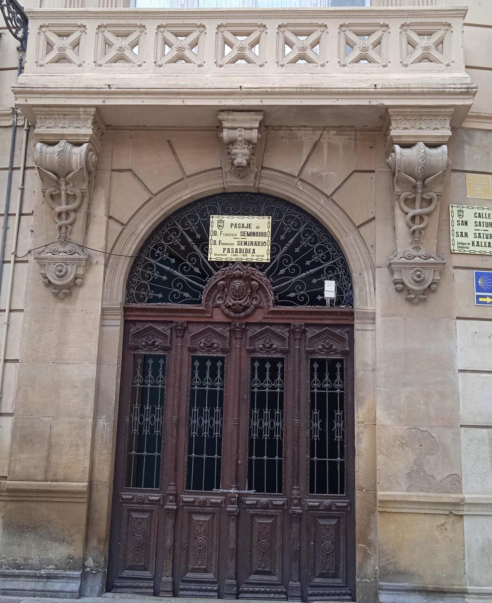 Pasaje de Francisco Seminario 
#Pamplona
Hilo #puertas, ventanas y otros elementos arquitectónicos o decorativos de #Navarra bw