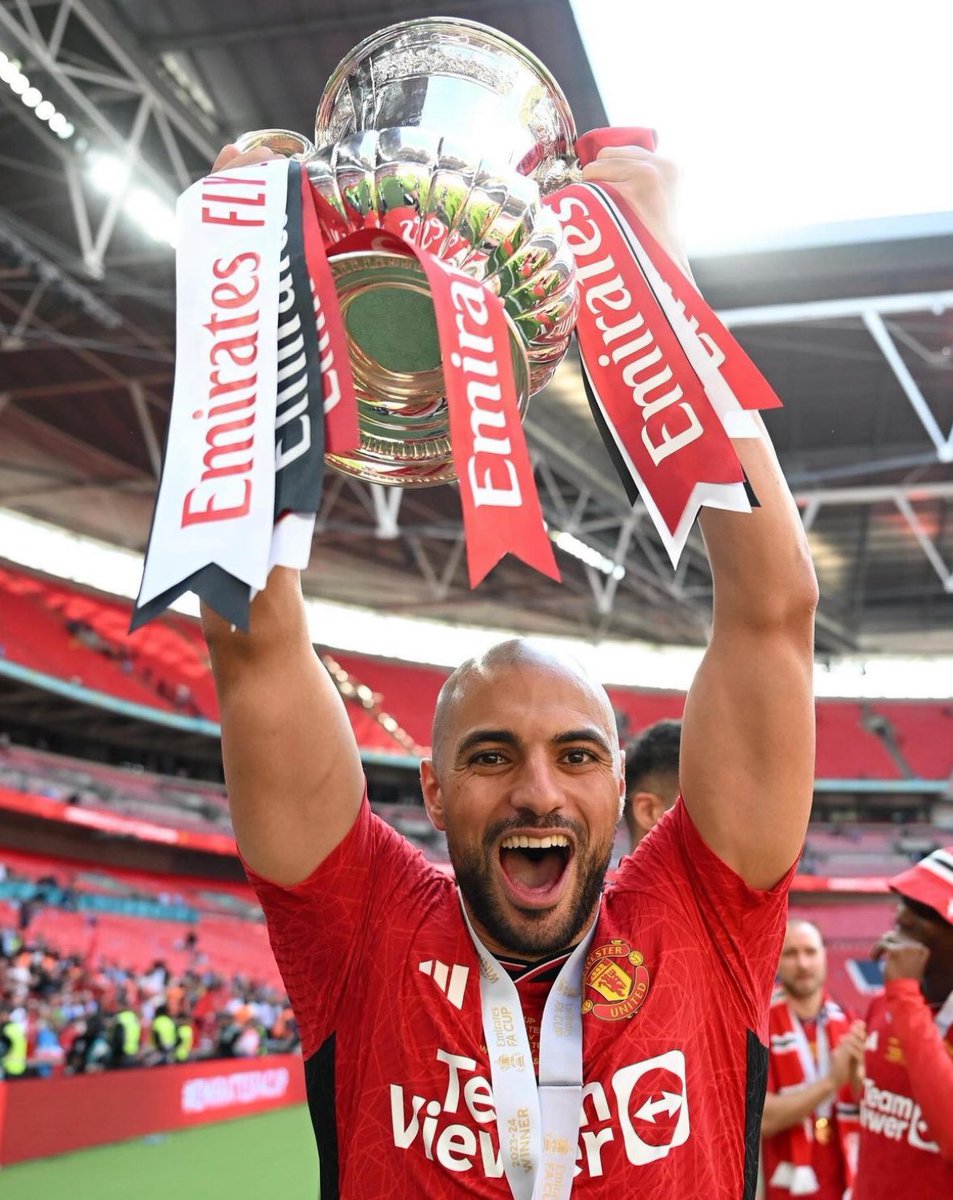 🔴🇲🇦 Sofyan Amrabat: “For me, staying at Manchester United is certainly an option”. “We are going to talk”. “Manchester United are the biggest club in the world, so who wouldn’t want to play football here?”, told Ziggo Sport.