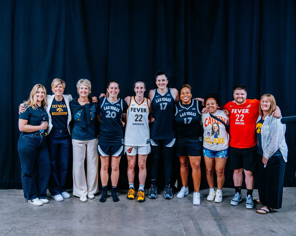 Forever #Hawkeyes. Forever Family. 📸: @brilewerke