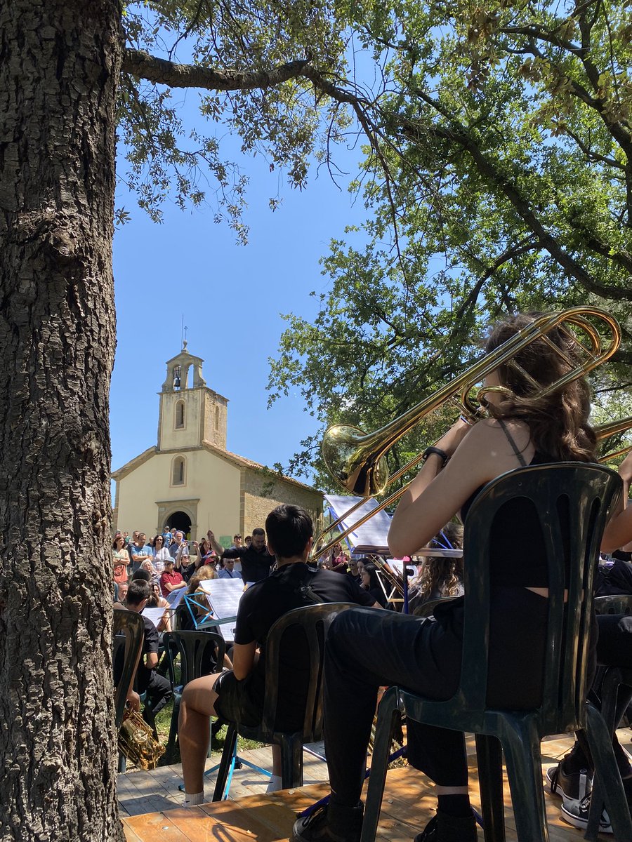 emvic (@escolamusicavic) on Twitter photo Quaranta alumnes d'11 a 14 anys de la #bandaemvic han participat a les #festesVerdaguer d'enguany amb un concert memorable a l'ermita de La Damunt. 😎☀️
Gràcies <a href="/FJVerdaguer/">Fundació J.Verdaguer</a> per comptar amb nosaltres!
#Folgueroles
#EMVICsom #banda
#emvic180 Quaranta alumnes d'11 a 14 anys de la #bandaemvic han participat a les #festesVerdaguer d'enguany amb un concert memorable a l'ermita de La Damunt. 😎☀️
Gràcies <a href="/FJVerdaguer/">Fundació J.Verdaguer</a> per comptar amb nosaltres!
#Folgueroles
#EMVICsom #banda
#emvic180