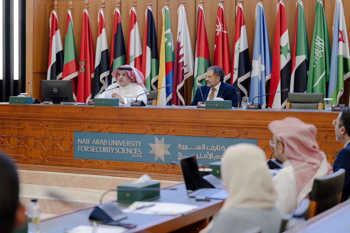 بمشاركة خبراء عرب ودوليين؛ انطلقت اليوم بمقر #جامعة_نايف_العربية في الرياض أعمال "اجتماعات عمل فرق خبراء مركز الخبرة الإقليمي لمكافحة المخدرات والجريمة بشأن السياسات والإستراتيجيات في مجال مراقبة #المخدرات القائمة على الأدلة ومنع الجريمة والعدالة الجنائية" الذي تنظمه الجامعة على