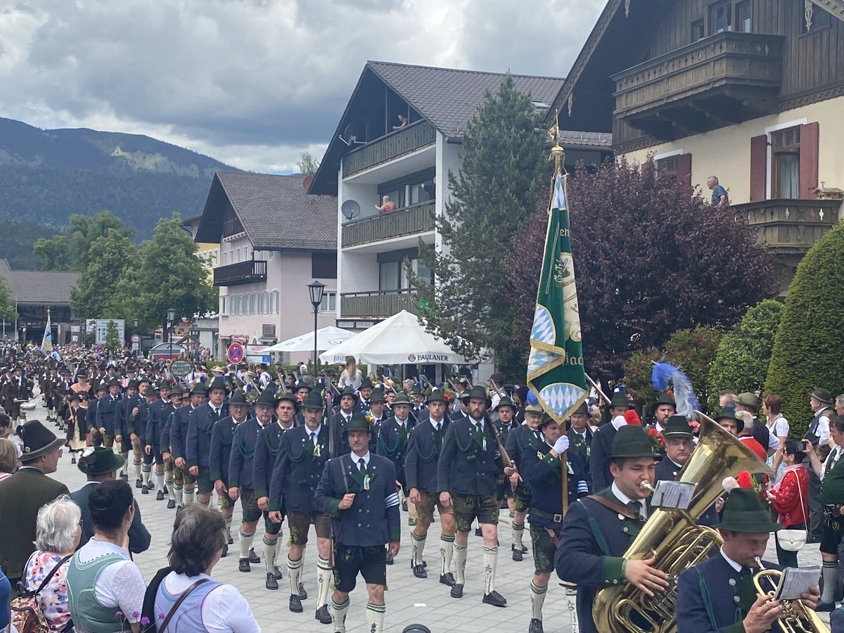 Alpenregionstreffen der Gebirgsschützen aus Bayern, Österreich, (Süd-)Tirol in Garmisch-Partenkirchen. Bekenntnis zu Heimat, christlichem Glauben und Tradition.