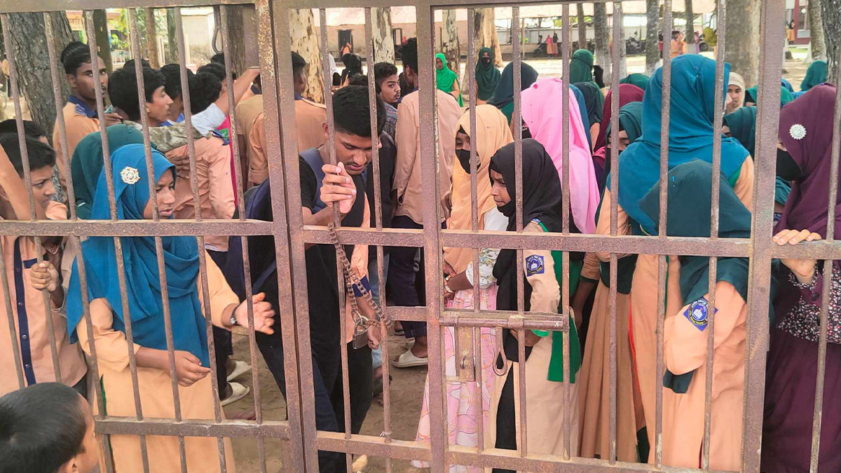 শ্রেণিকক্ষে যৌন হয়রানির অভিযোগ,