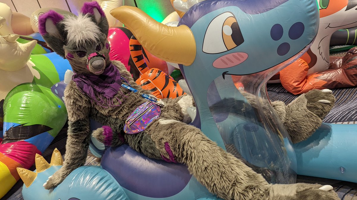 Getting squeaky at #confuzzled :3