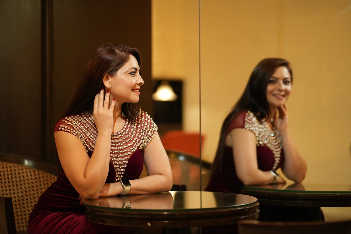 Pearls 🐚 crystals 💎 and #redvelvet ♥️

#sonaleekulkarni #marathimulgi #glamourous