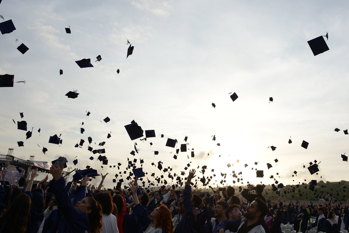 Bartın Üniversitesi (BARÜ) kuruluşunun 16’ncı yılında binlerce kişinin katılımıyla ön lisans ve lisans öğrencilerini görkemli bir törenle mezun etti. 🔗 w3.bartin.edu.tr/haberler/barul…
