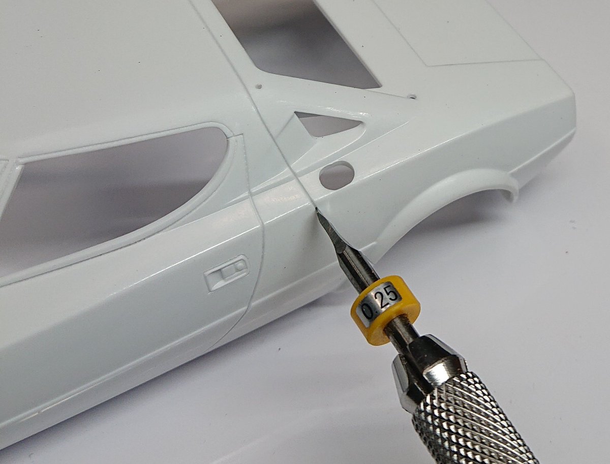 SOF_Shizuoka's tweet image. ハセガワのランチア ストラトスはリトラをあらかじめ一体化しました。各部のパネルラインはあさめなので開口部は0.25mm、それ以外は0.2mmで彫り直しました。#2mgandini