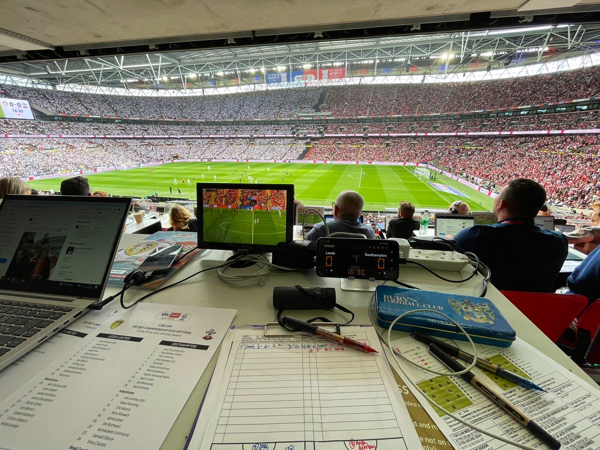 Oh when the Saints is belted out by Southampton fans. Leeds reply with Marching on Together. Atmosphere at Wembley is class so far. #efl #lufc #saintsfc