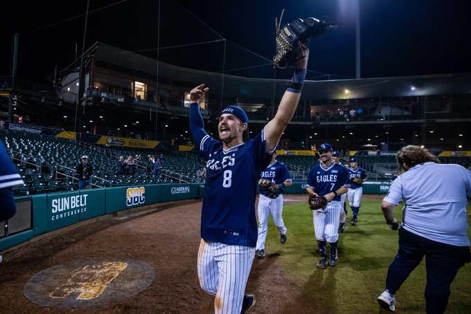 Sundays are for 'Ships - @GSAthletics_BSB takes on Southern Miss for the @SunBelt Title - @CutwaterSpirits On Deck Circle 1:30 EST!

🎙️@Eagle94_9 & Affiliates bit.ly/3P5fcue
📲@varsity app bit.ly/3StnnBa
💻gseagles.com/watch

#GATA #HailSouthern @Learfield