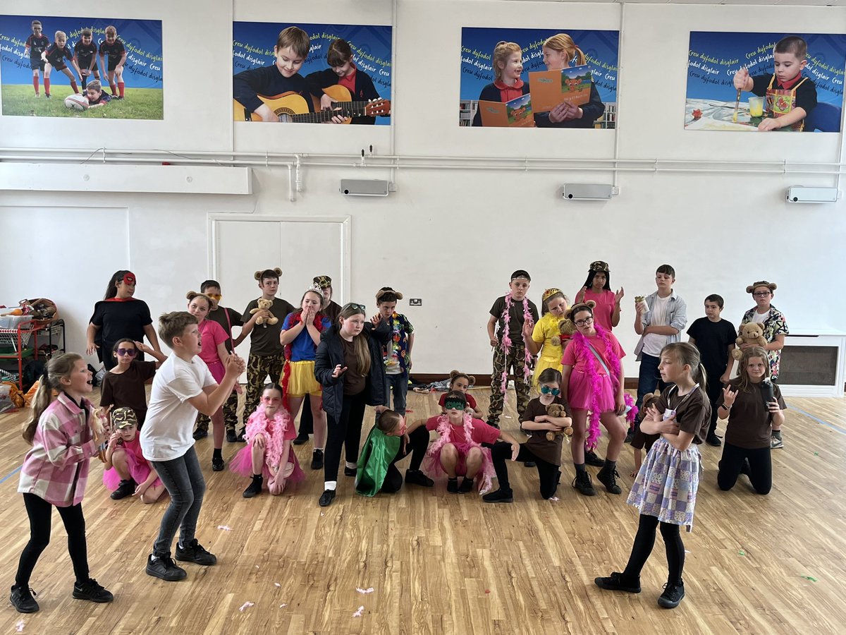 Ysgol Bro Eirwg (@broeirwg) on Twitter photo Mae cast y Gan Actol yn barod i gystadlu yn yr Eisteddfod yfory <a href="/Urdd/">Urdd Gobaith Cymru</a> <a href="/UrddCaerdyddFro/">Urdd Caerdydd a'r Fro</a>. Diolch i bawb sydd wedi noddi ein taith <a href="/ianwilliamsltd/">Ian Williams Ltd.</a> <a href="/AdmiralLife/">Admiral Life</a>, Jadd Scaffolding, Bel Hair a Think Pink 🤩 Mae cast y Gan Actol yn barod i gystadlu yn yr Eisteddfod yfory <a href="/Urdd/">Urdd Gobaith Cymru</a> <a href="/UrddCaerdyddFro/">Urdd Caerdydd a'r Fro</a>. Diolch i bawb sydd wedi noddi ein taith <a href="/ianwilliamsltd/">Ian Williams Ltd.</a> <a href="/AdmiralLife/">Admiral Life</a>, Jadd Scaffolding, Bel Hair a Think Pink 🤩