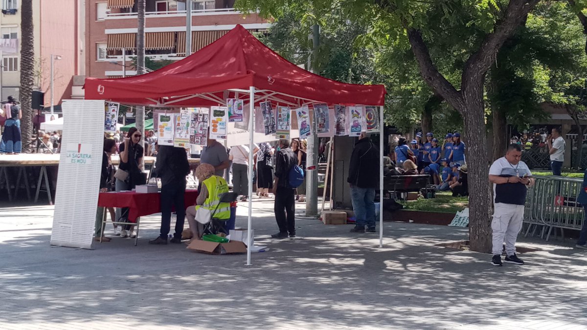 JordiCdBCN's tweet photo. Aquest mati l'equip de @JuntsxStAndreu a la 10na edició del #Firem-nos, a favor de les #escoles del barri. @EscolaPegaso @escolaelsagrer @afacongres @Escola_LEstel @BlauTuro @AF30Passos #LaSagreraEsMou https://t.co/mzaGftSGxs