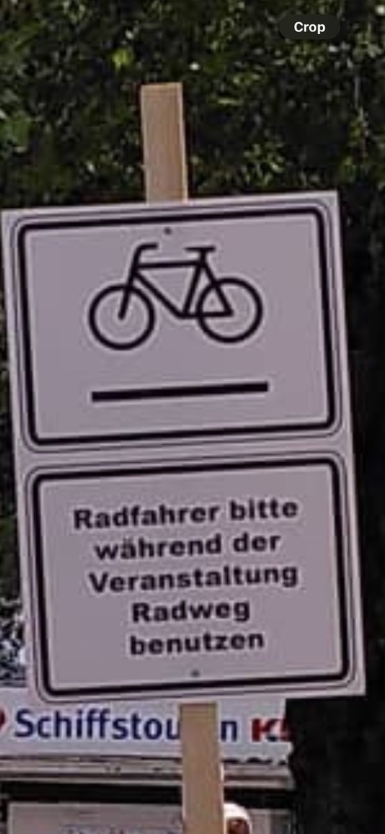 Das Kölner Ordnungsamt genehmigt weiterhin Veranstaltungen am Rheinufer und bevölkert die Radwege mit dem Fußverkehr, ohne einen Fahrstreifen auf der Rheinuferstraße für den Radverkehr umzuwidmen. Zynische Schilder fordern Radfahrer auch noch auf, den Radweg zu nutzen.