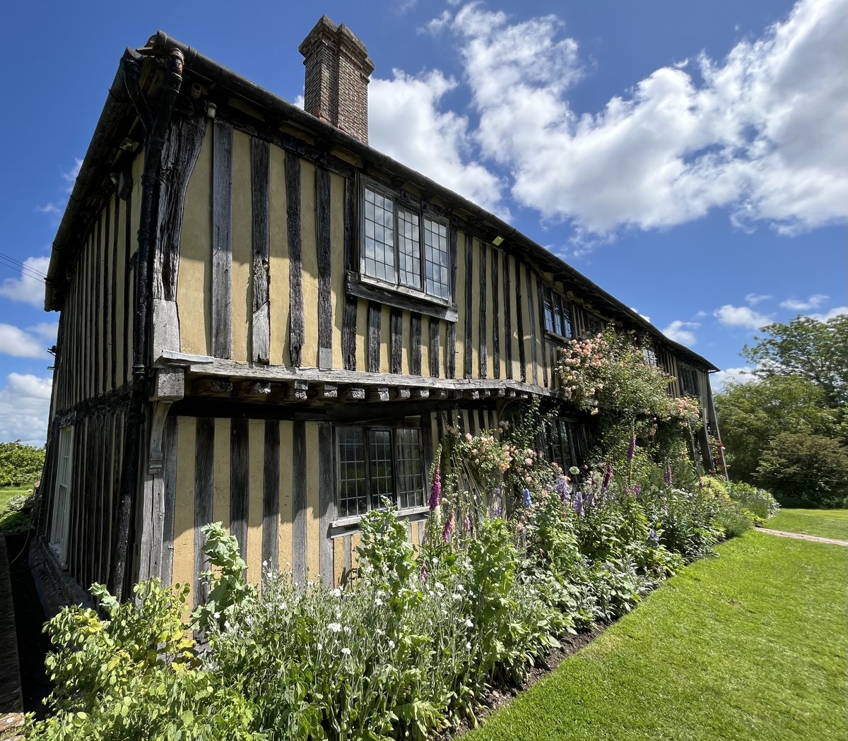 It's a glorious day #KentDay @SmallhytheNT where our #volunteers have been sharing finds from #TheDig & looking forward to #SmallFest in July! Family activities: nationaltrust.org.uk/visit/kent/sma… Evening lecture: nationaltrust.org.uk/visit/kent/sma… Twilight tour: nationaltrust.org.uk/visit/kent/sma…