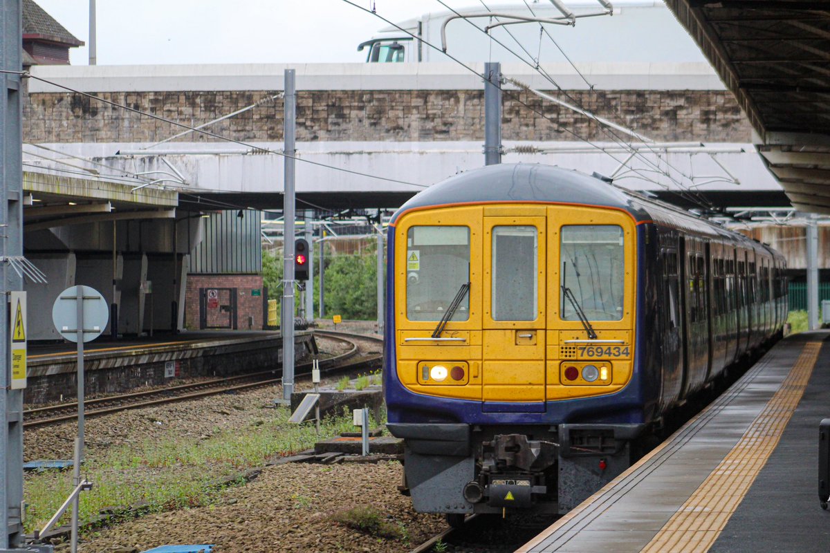 FirstOverground's tweet image. 769434 arriving into Bolton on a run between Southport &amp;amp; Stalybridge. 

Bolton is where the changeover from DC to AC power happens, this unit is also ex 319434.

@northernassist #northerntrains #class769