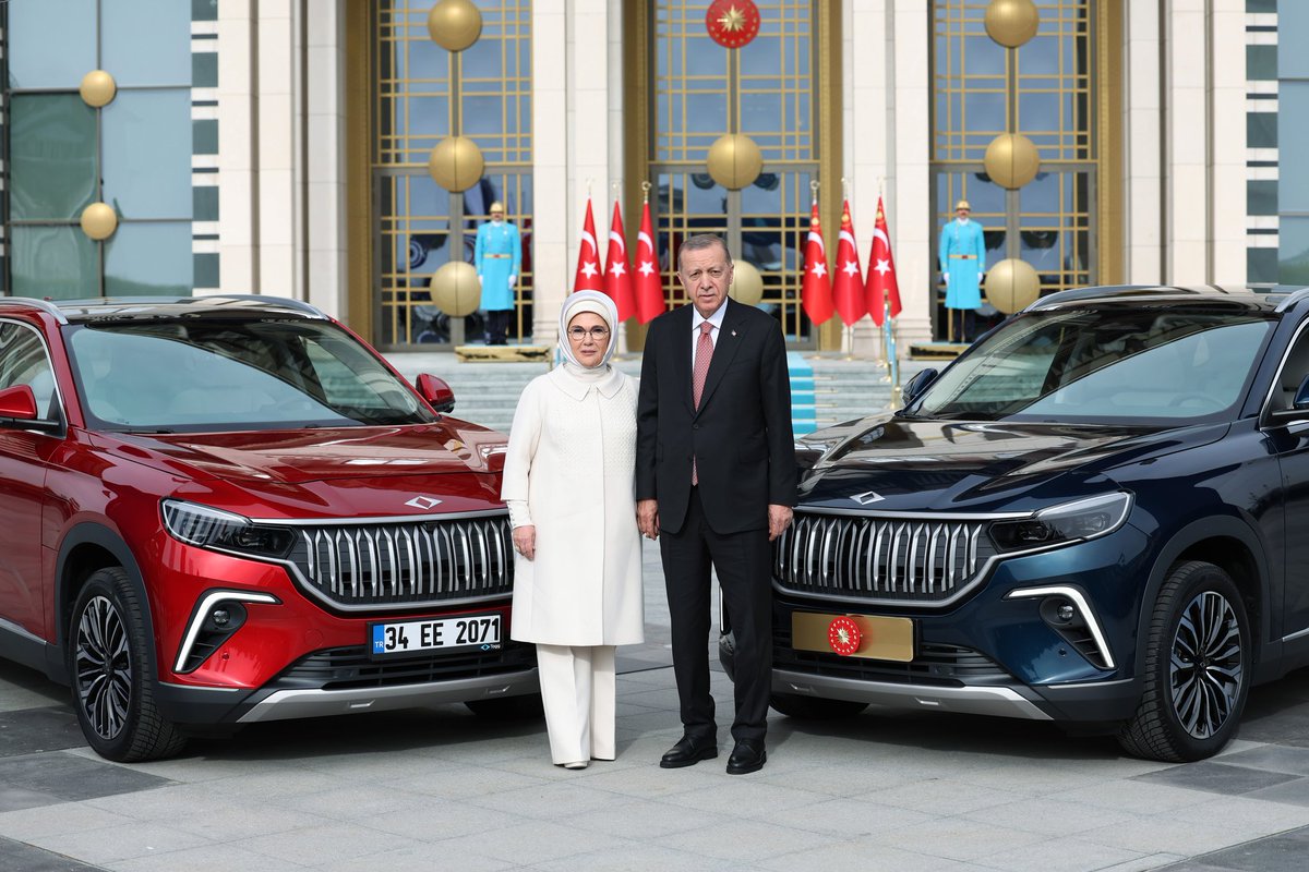 Fransız ulusal haber ajansı AFP: Türkiye'nin elektrikli otomobil pazar büyüklüğü Togg satışlarıyla şimdiden otomotiv devi ülkeleri İtalya ve İspanya'yı solladı. Ayrıca Togg ilk senesinde Tesla'dan daha fazla üretim yaptı.