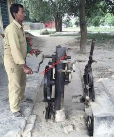 2017 में आज ही के दिन सकरी, निर्मली, झंझारपुर लौकहा रेलखंड पर अंतिम बार चली थी ट्रेन, शुरू हुआ था आमान परिवर्तन कार्य।

आखरी बार कमला रेल सह सड़क पुल पर रेल फाटक गिराते हुए रेल कर्मी।
