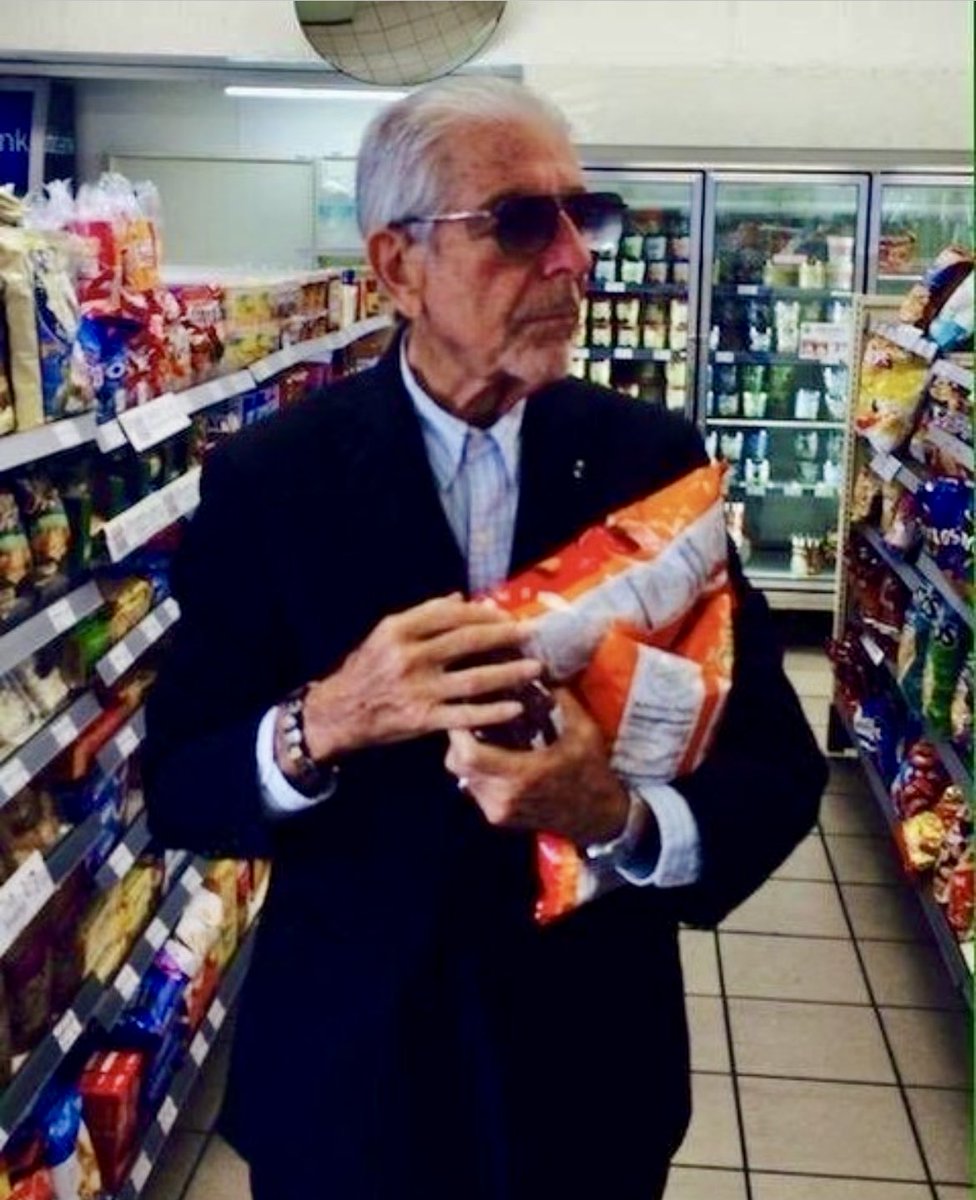 Leonard Cohen comprando Cheetos. Me recuerda una de sus canciones, en la que “El Espíritu Santo pregunta dónde está el bistec”.🥩