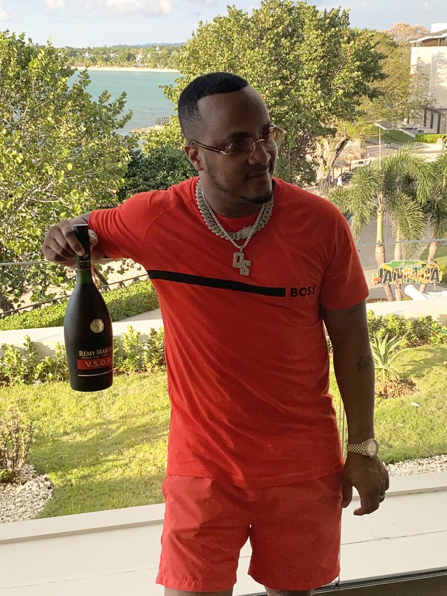 No matter where I am,I ONLY Team Up For Excellence 🥃 #InRealLife @remymartinUS 🥃

#PaidPartnership #TeamUpForExcellence 

#QuickSilva #WhenTheRemysInYourSystem #ThePartyKingpin #TeamRemy #Jamaica