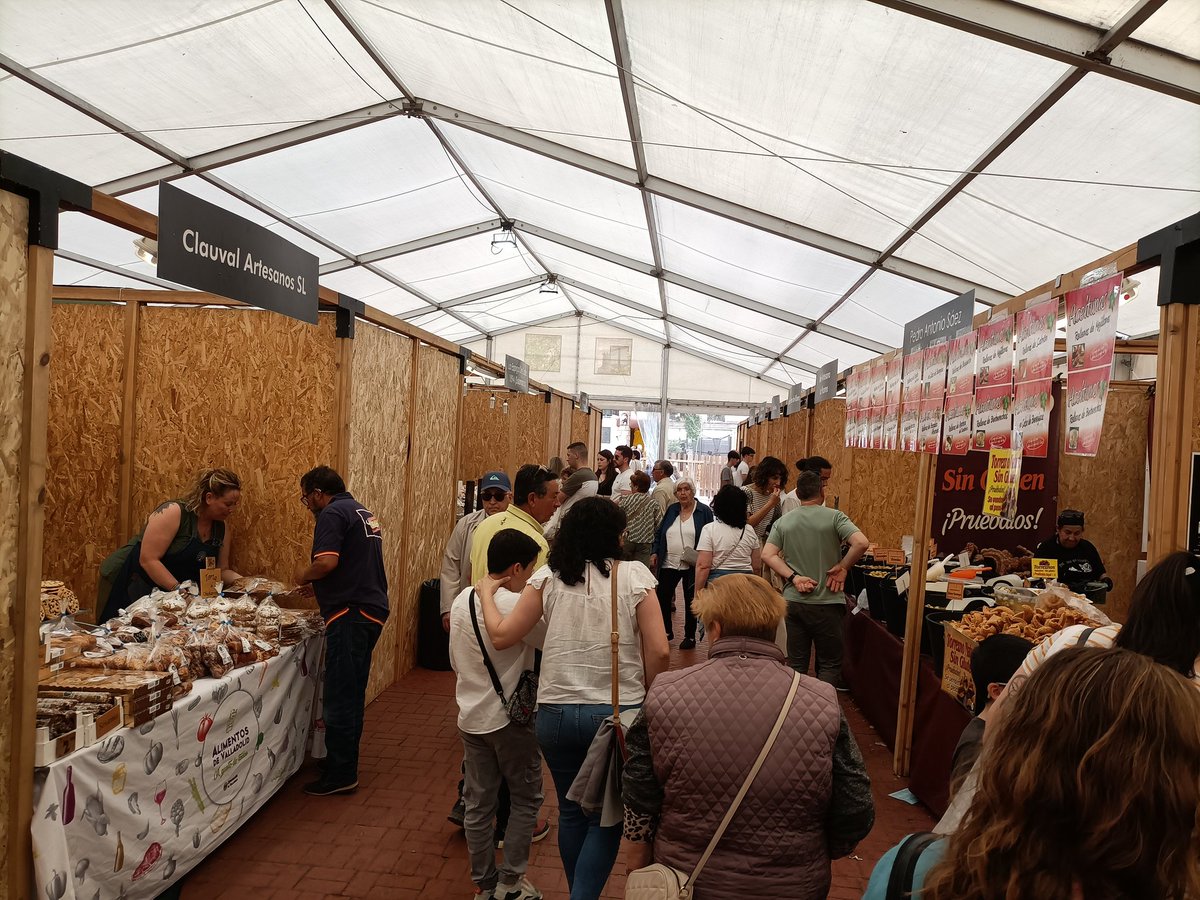 El buen tiempo y la cantidad y calidad de expositores culminan un nuevo éxito ferial medinense con la 'Feria de Productos de la Tierra y Gremios Artesanales' que se ha celebrado este fin de semana en Medina del Campo organizada por @AyuntamientoMDC