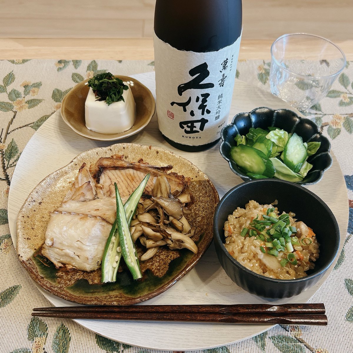 今日の夕ごはん。
鶏肉と牛蒡の炊き込みご飯。
さわらの塩焼き。
舞茸とオクラのバター醤油。
キャベツときゅうりの浅漬け。
冷奴。
赤紫蘇の塩漬けと大葉刻んでっと^_^

#おうちごはん #自炊 #夕ごはん #手作りごはん #料理記録 #晩酌 #もち玄米 #Twitter料理部 #homecooking #Dinner #Japanesefood