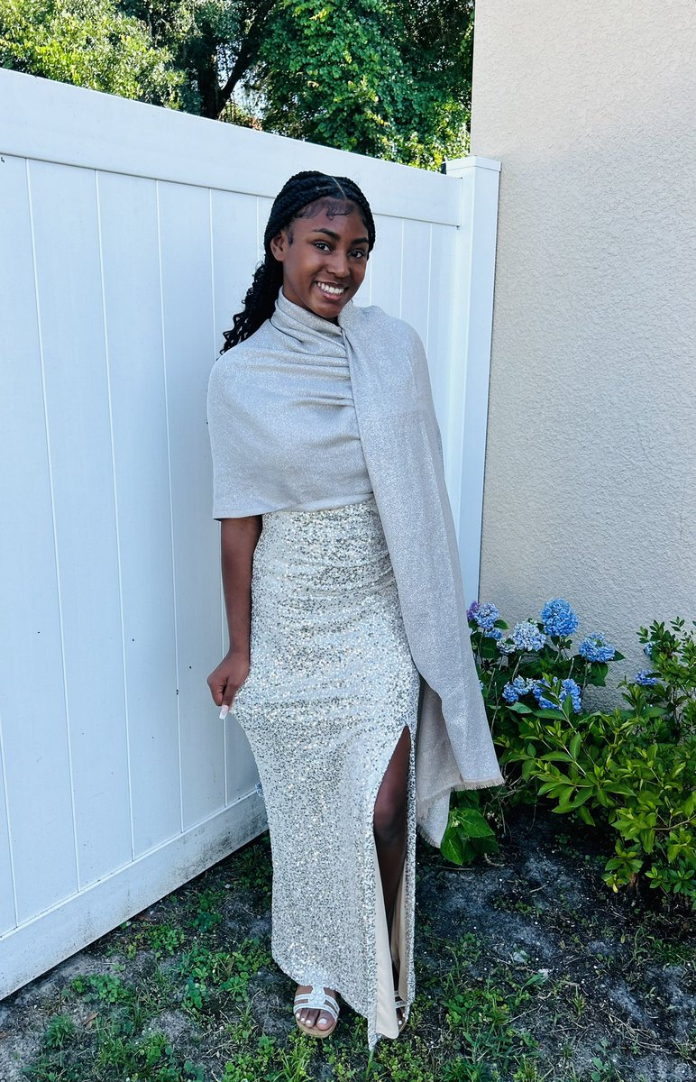 Indispeaknteach's tweet image. 🥳8th grade dance memories! Shekinah has evolved into a gorgeous young lady. She’s only 14 so I will definitely need your prayers!😂 So thankful for the village! Grateful to be her mom!🥰 #drindiawhite #8thgrade #education #momlife