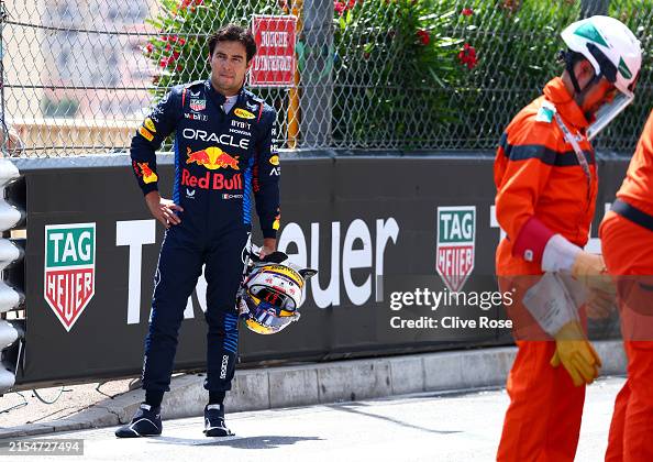 The car of Sergio Perez of Mexico and Oracle Red Bull Racing is recovered from the track after crashing during the F1 Grand Prix of Monaco at Circuit de Monaco in Monte-Carlo. #SergioPerez #Crash #MonacoGP #F1 📸: @cliverose + Kym Illman