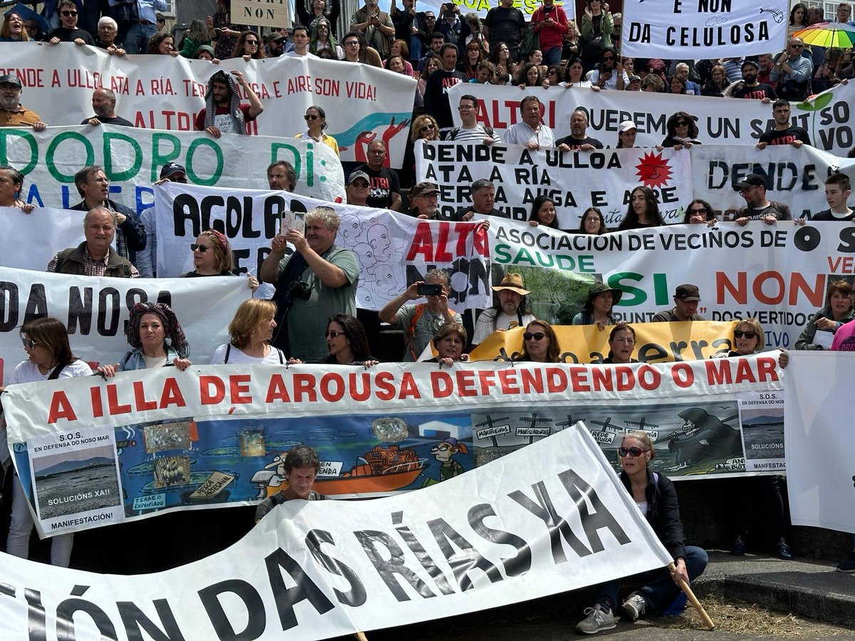 O pobo galego resposta e desborda Palas de Rei. Miles de persoas acudimos para apoiar a loita da Plataforma @UlloaViva por defender a comarca do desastre ambiental e social que sería a macrocelulosa de Altri. #AltriNon