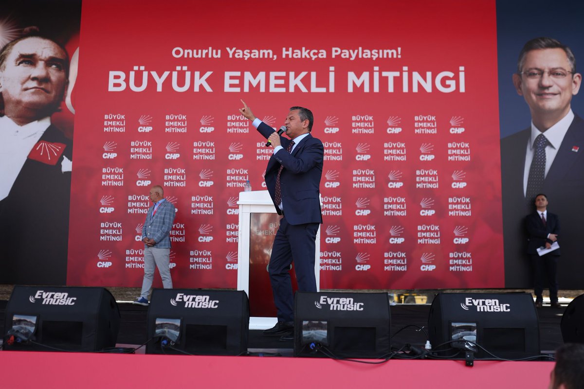 herkesicinCHP's tweet photo. Genel Başkanımız Özgür Özel, Ankara Tandoğan Meydanı'nda düzenlediğimiz Büyük Emekli Mitingi'nde Türkiye'nin dört bir yanından gelen emeklilerle bir araya geldi.

"Bu sesi ya duyacaklar ya da söz verdiğim gibi durmayacağım. Susmayacağım. Sizin sesinizi mutlaka bütün Türkiye’ye duyuracağım. Hakkınızı söke söke alacağım."
