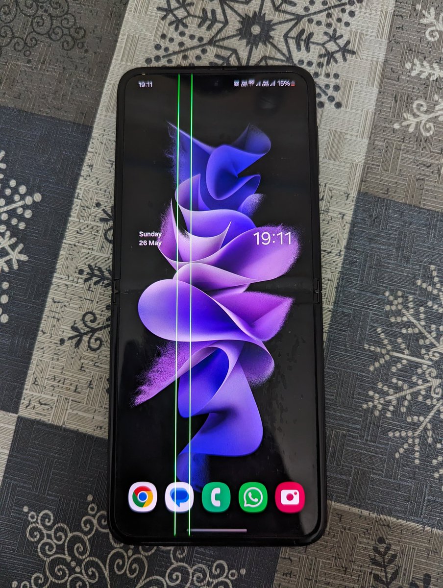 atifansari001's tweet photo. Hey @SamsungIndia @SamsungMobile, this is what my mob #samsungzflip3 looks like post update. And customer support had advised to change the screen costing 30,000.

This is horrible. https://t.co/k2tmucOZen