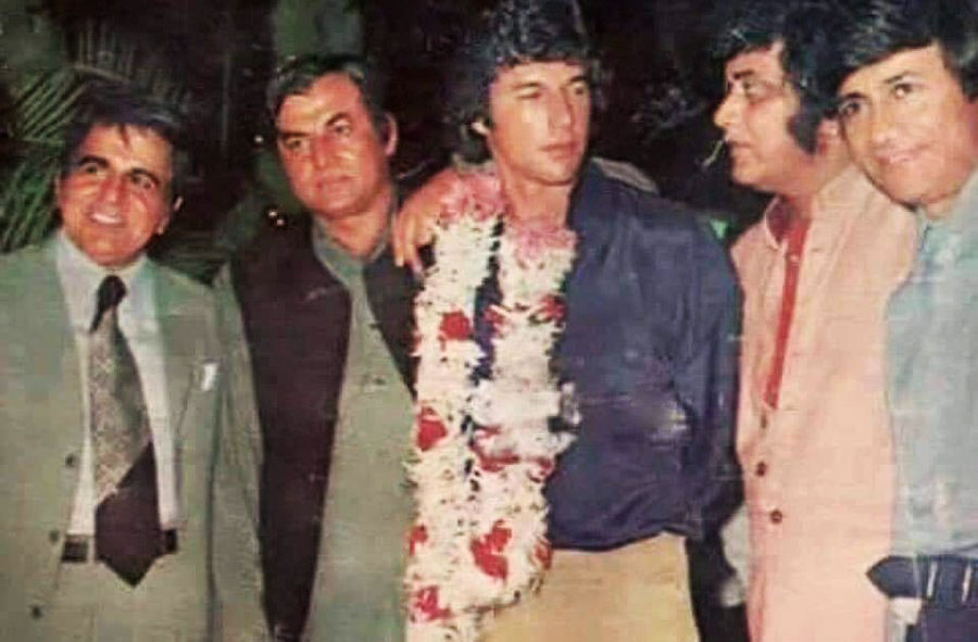 Dilip Kumar, Manoj Kumar and Dev Anand with former Pakistani Prime Minister and cricketer Imran Khan and Pakistani actor Muhammad Ali. #dilipkumar #manojkumar #devanand #imrankhan #muhammadali #bollywoodflashback
