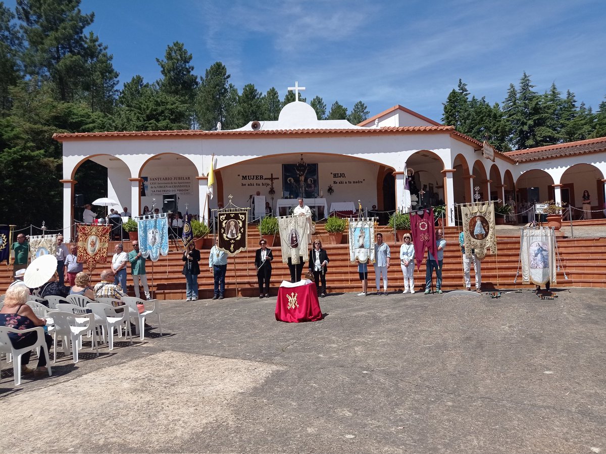 Hoy, día de la Stma. Trinidad, hemos acompañado a la Cofradía Santuario De Ntra. Sra. De Chandavila en su Procesión viacrucis y Solemne Eucaristía.