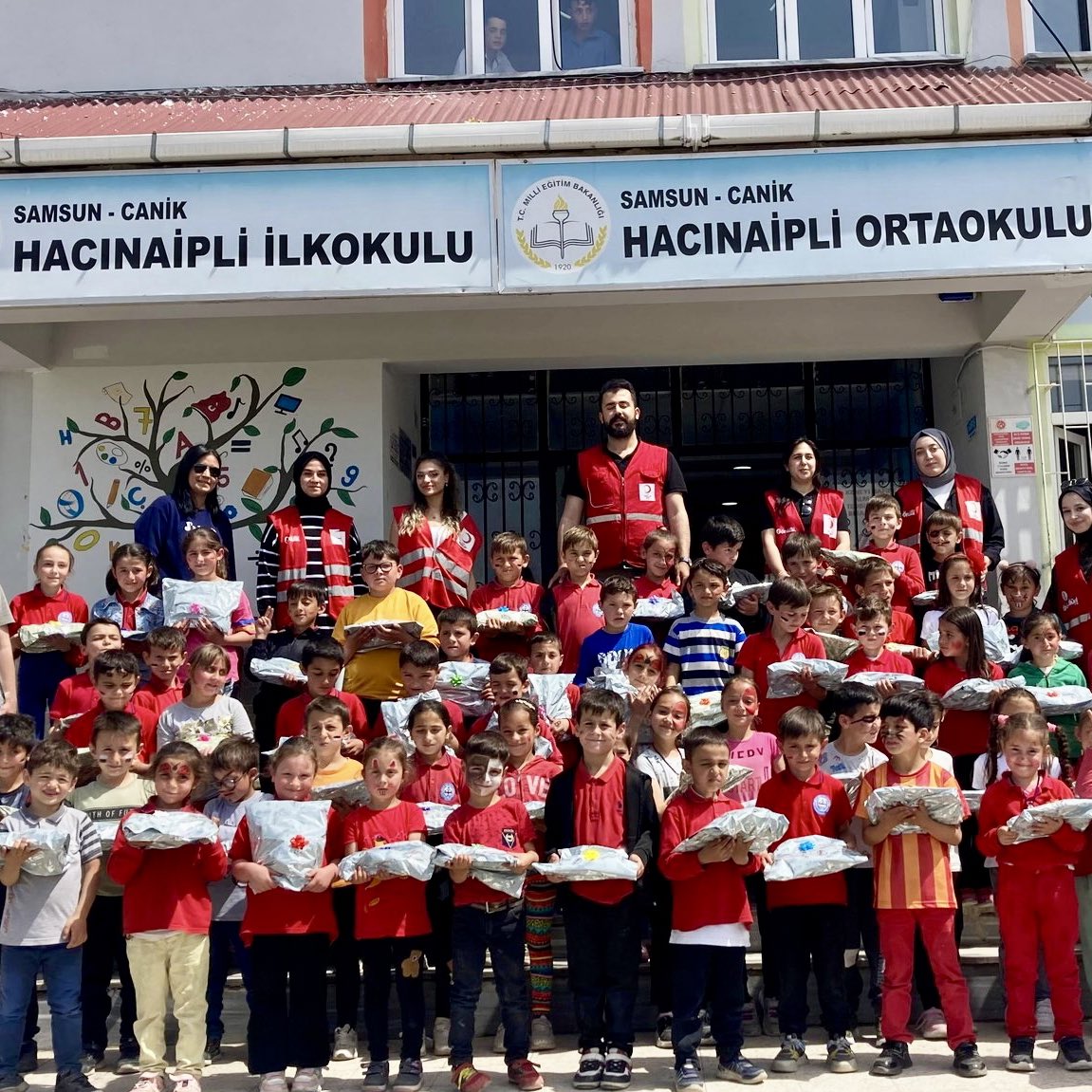 Geride bıraktığımız haftada Türkiye’nin dört bir yanında yaptığımız bazı etkinlikler: 

📍<a href="/genckizilaysdu/">Genç Kızılay SDÜ</a> Köy okulu ziyareti 
📍<a href="/genckizilay04/">Genç Kızılay Ağrı</a> Fidan dikimi
📍<a href="/genckizilay67/">Genç Kızılay Zonguldak</a> Kuran kursu ziyareti 
📍<a href="/genckizilay55/">Genç Kızılay Samsun</a> Okul ziyareti 

Ve daha fazlası 👇🏻