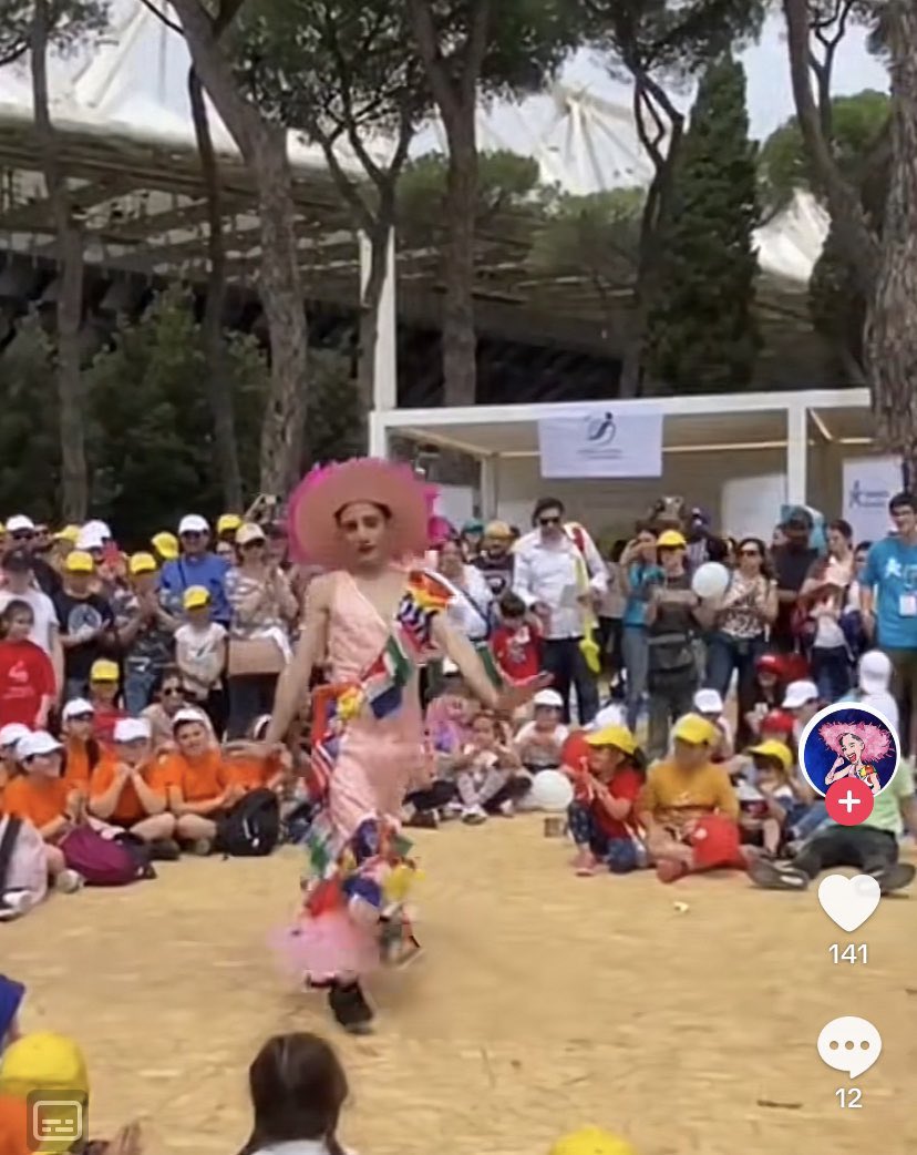 This is one of the characters called by the Argentine Jesuit as an entertainer at World Children's Day. It is now clear that Bergoglio is one of the main activists of the hellish LGBTQ + agenda.

There are no more words to express the scandal and disgust, in the complicit and