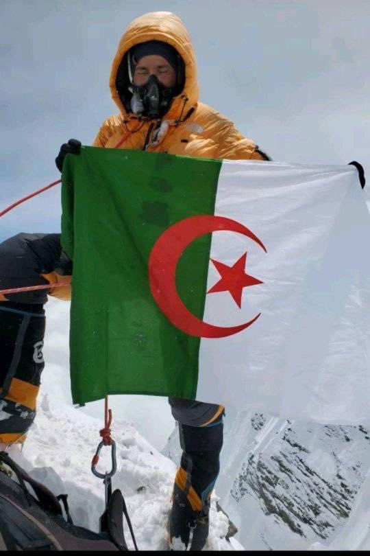 fdctrek34's tweet photo. اول جزائري يصعد ثاني أعلى قمة 🏔️❄️ في العالم وهي قمة إيفرست الجنوبية على ارتفاع 8749 متر.🇩🇿💚🇩🇿💚🇩🇿 https://t.co/umHLeD11T6